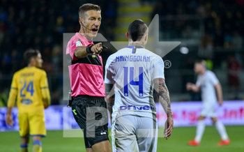 2019-04-14 - L´arbitro Davide Massa richiama Nainggloan - FROSINONE VS INTER 1-3 - ITALIAN SERIE A - SOCCER